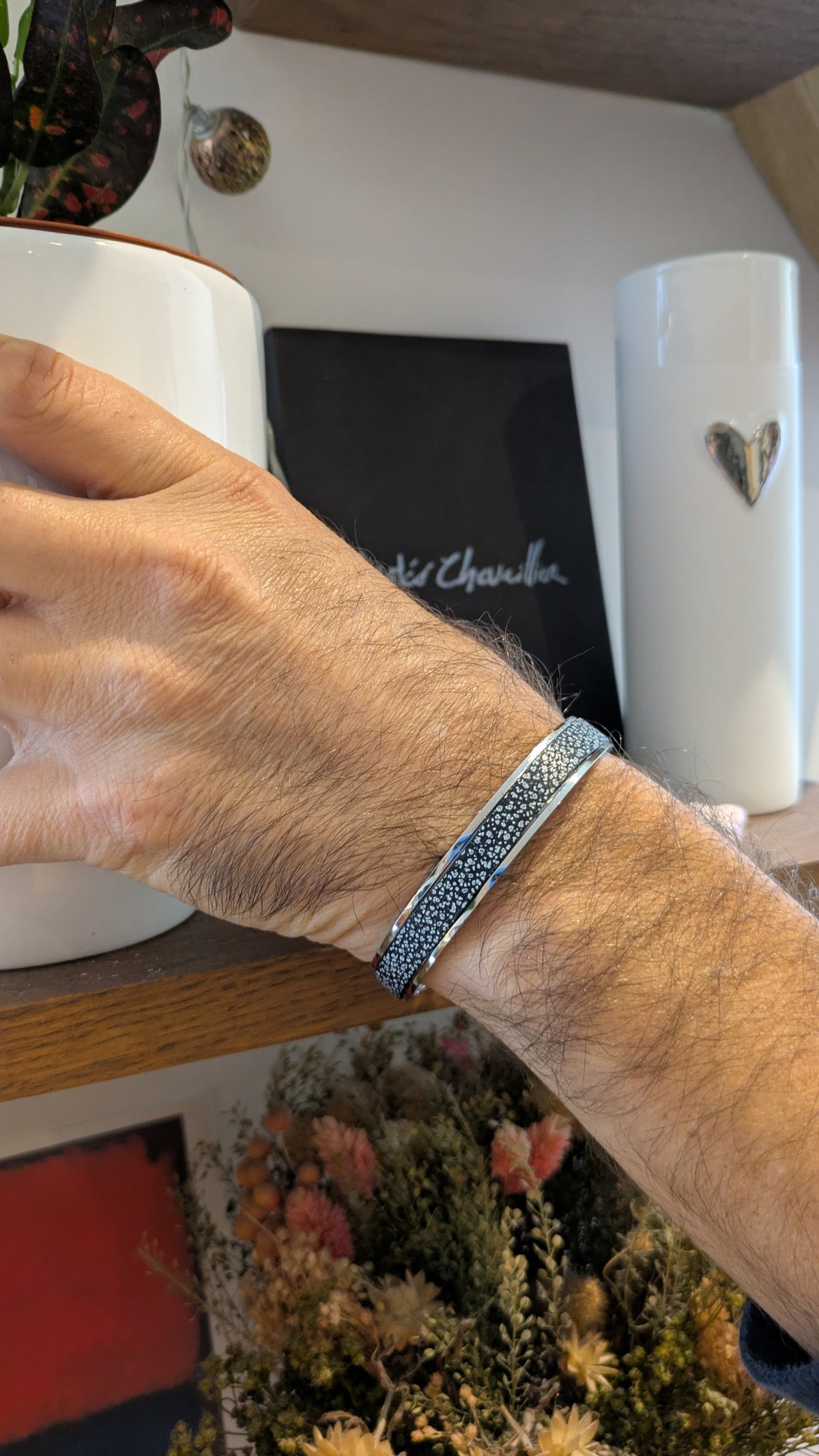 Nouveau bracelet Jacky argenté en cuir noir fantaisie tacheté d’argent, avec extrémités arrondies, création Marie Batignolles.