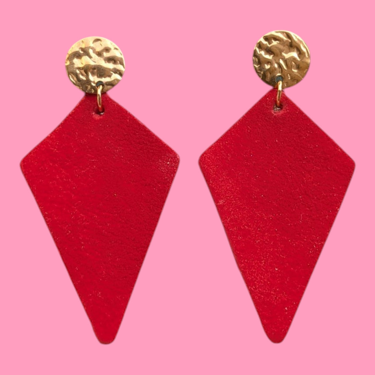 Boucles d’oreilles Sweety en cuir rouge suédé et doré, Marie Batignolles.
