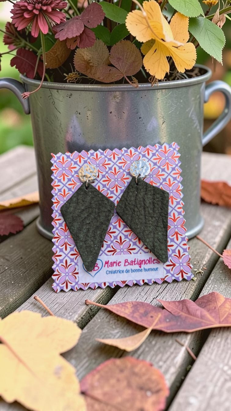 Boucles d’oreilles Sweety en cuir suédé fantaisie vert bouteille et argenté, Marie Batignolles.
