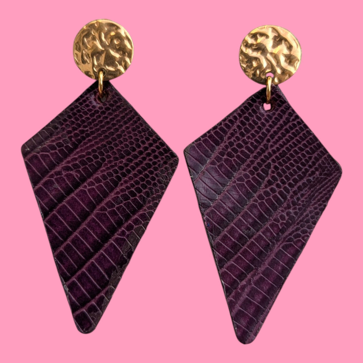 Boucles d’oreilles Sweety en cuir effet python violet et doré, Marie Batignolles.