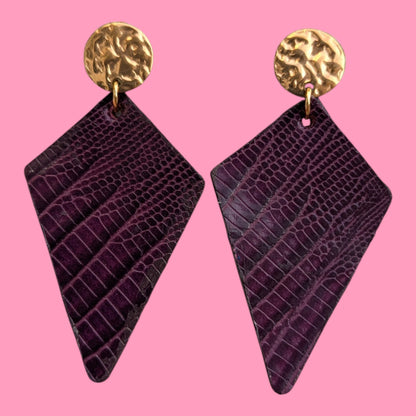 Boucles d’oreilles Sweety en cuir effet python violet et doré, Marie Batignolles.