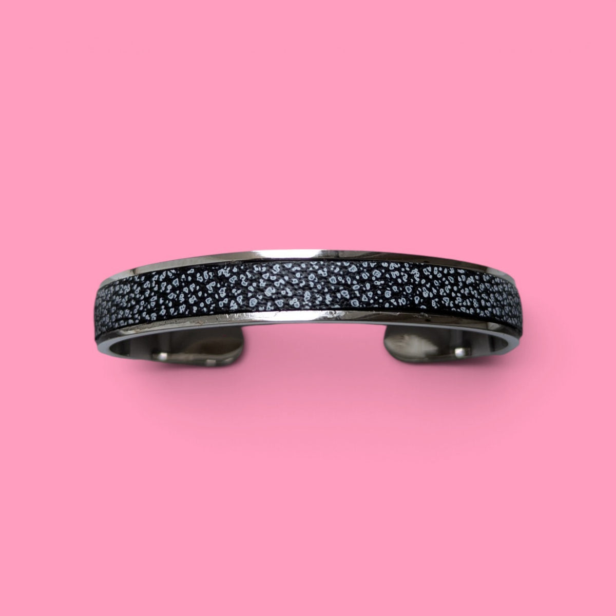 Nouveau bracelet Jacky argenté en cuir noir fantaisie tacheté d’argent, avec extrémités arrondies, création Marie Batignolles.