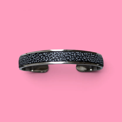 Nouveau bracelet Jacky argenté en cuir noir fantaisie tacheté d’argent, avec extrémités arrondies, création Marie Batignolles.