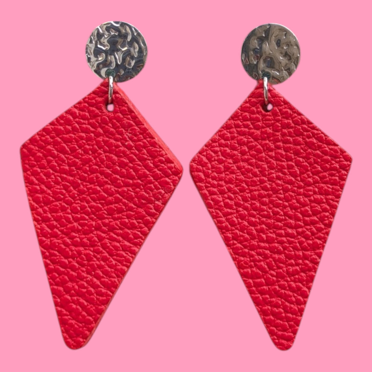 Boucles d’oreilles Sweety en cuir rouge grainé et argenté, Marie Batignolles.