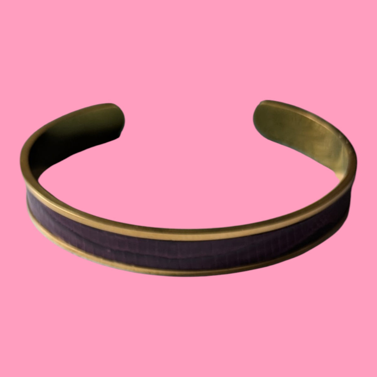Nouveau bracelet Jacky en cuir python violet, avec finitions dorées et extrémités arrondies, Marie Batignolles.