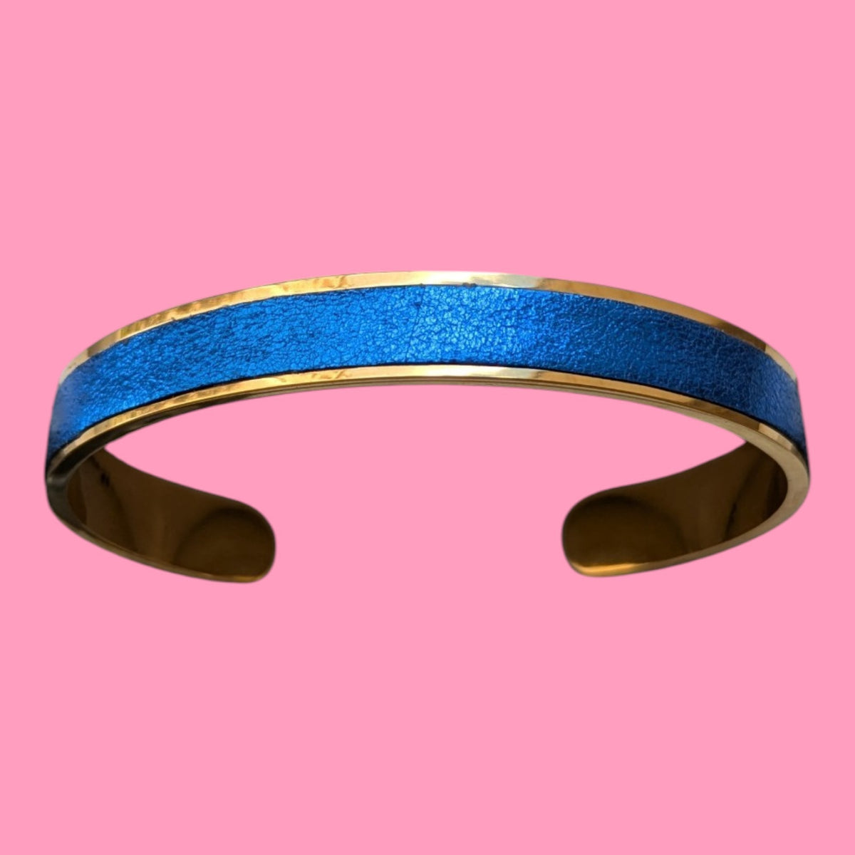 Nouveau bracelet Jacky en cuir bleu électrique métallisé, avec finitions dorées et extrémités arrondies, Marie Batignolles.
