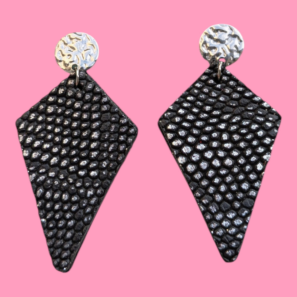Boucles d’oreilles Sweety en cuir noir grainé à relief argenté, Marie Batignolles.