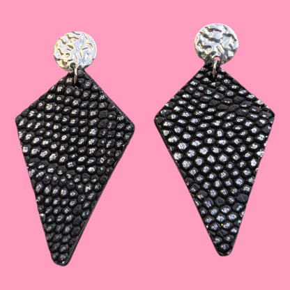 Boucles d’oreilles Sweety en cuir noir grainé à relief argenté, Marie Batignolles.