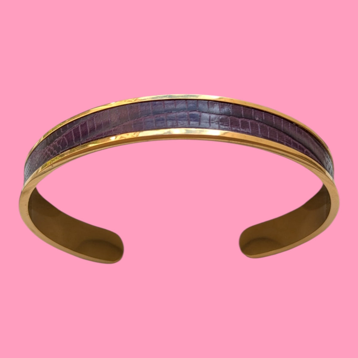 Nouveau bracelet Jacky en cuir python violet, avec finitions dorées et extrémités arrondies, Marie Batignolles.