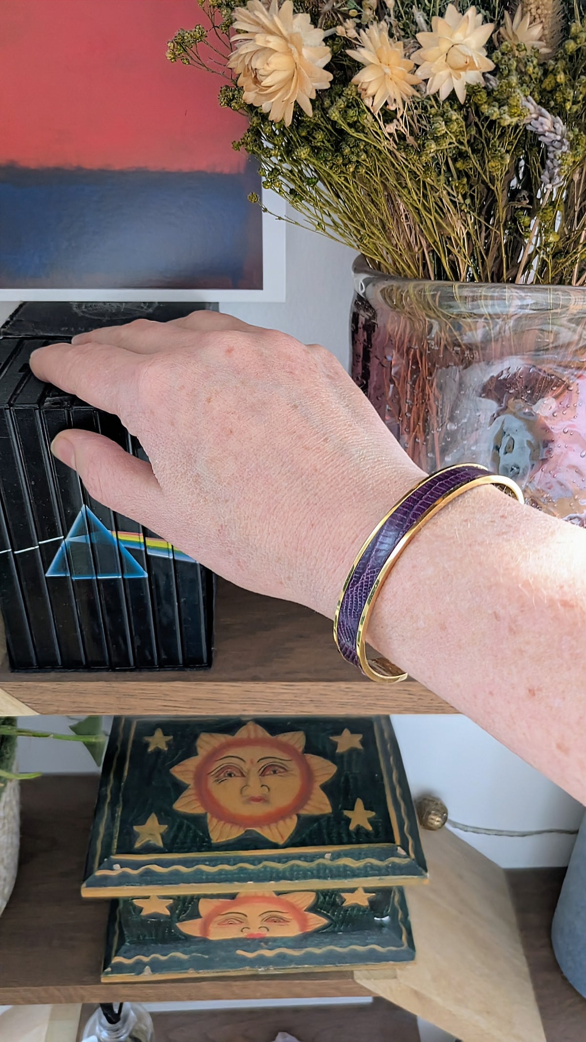 Nouveau bracelet Jacky en cuir python violet, avec finitions dorées et extrémités arrondies, Marie Batignolles.