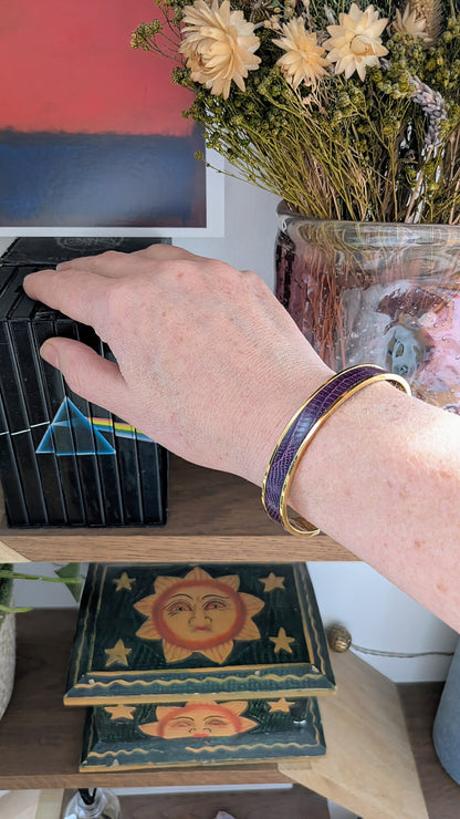Nouveau bracelet Jacky en cuir python violet, avec finitions dorées et extrémités arrondies, Marie Batignolles.