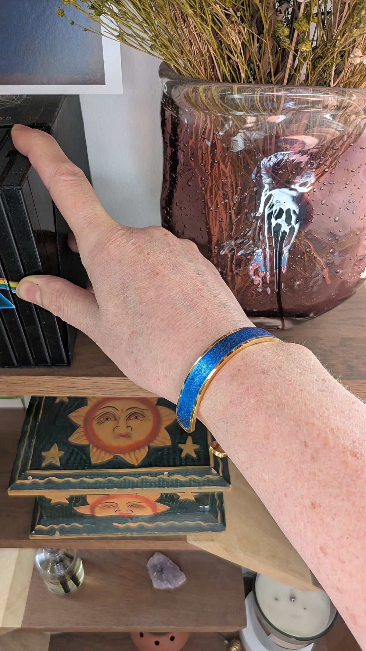 Nouveau bracelet Jacky en cuir bleu électrique métallisé, avec finitions dorées et extrémités arrondies, Marie Batignolles.