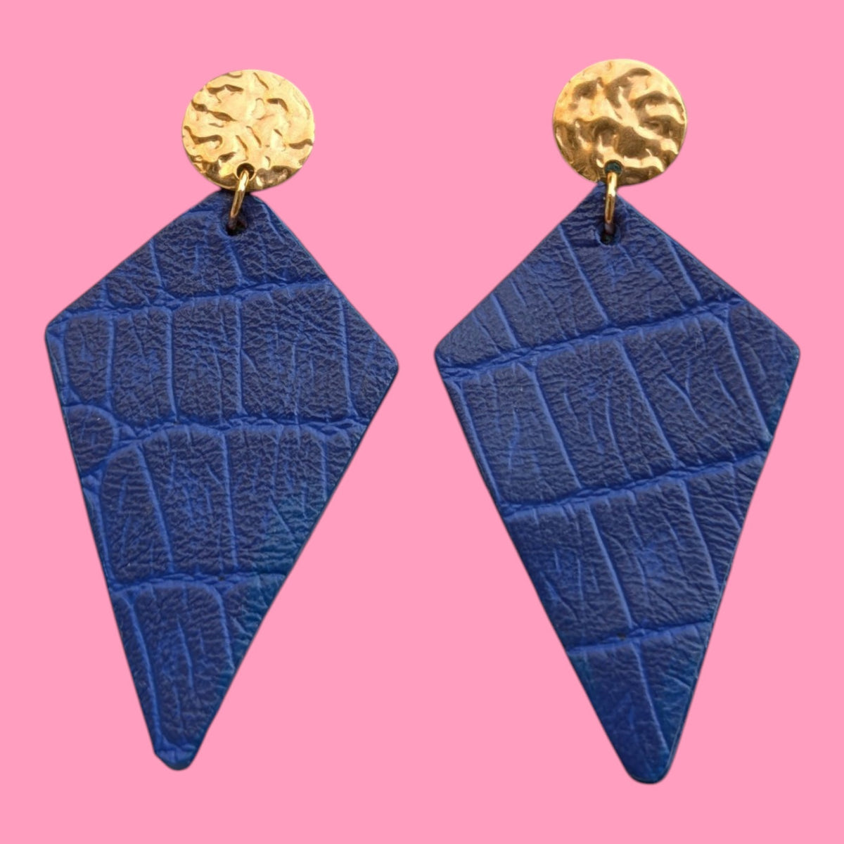 Boucles d'oreilles Sweety en cuir bleu électrique et doré, signées Marie Batignolles.