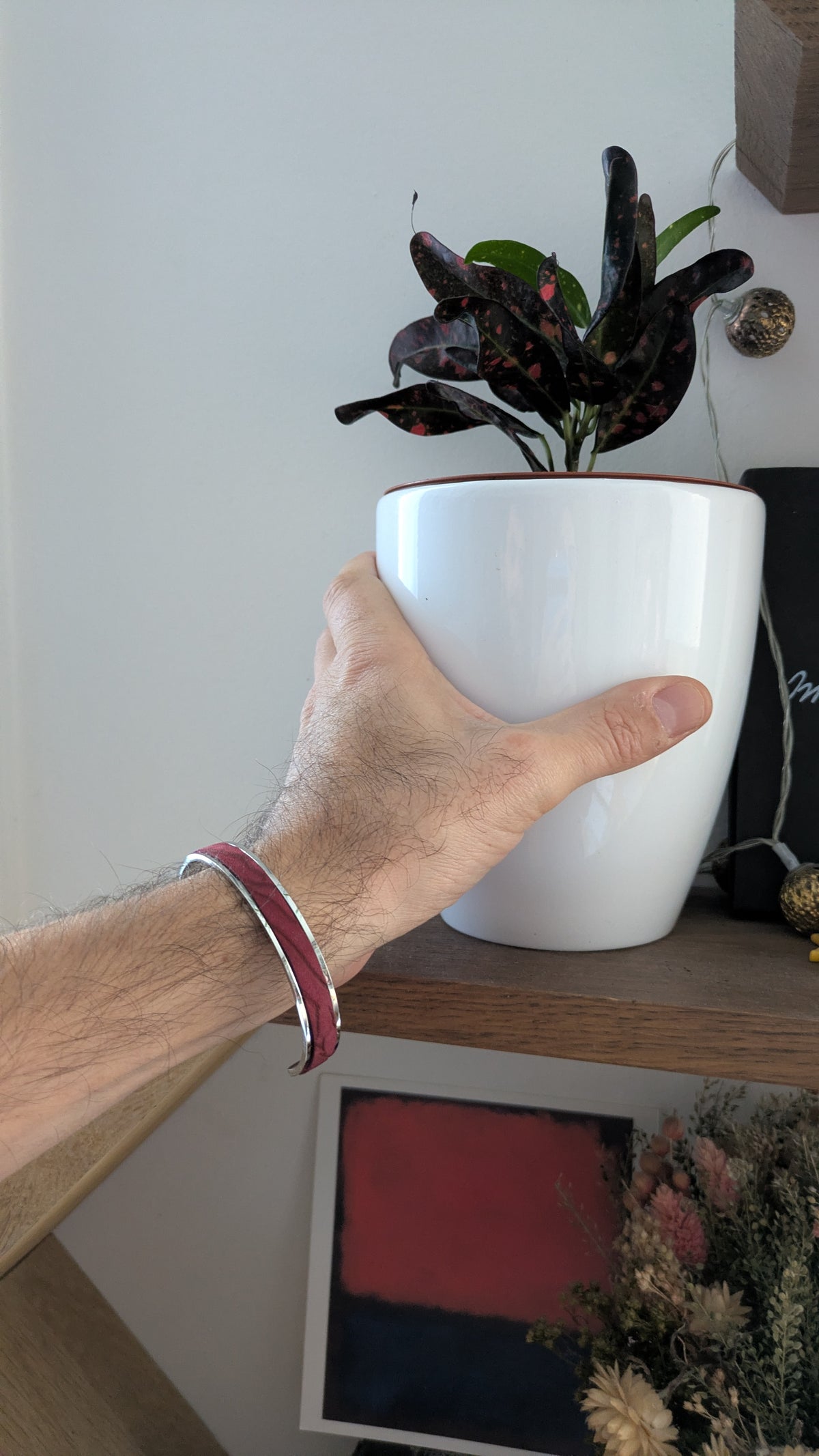 Nouveau bracelet Jacky argenté en cuir suédé fantaisie bordeaux, avec extrémités arrondies, création Marie Batignolles.
