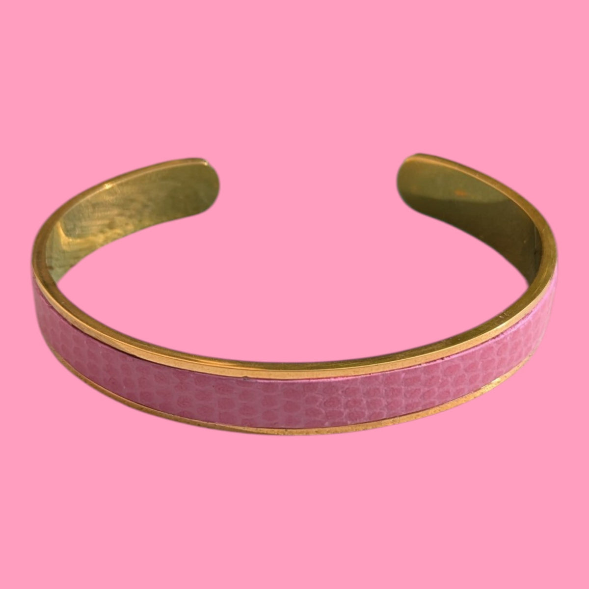 Nouveau bracelet Jacky en cuir rose lézard, avec finitions dorées et extrémités arrondies, Marie Batignolles.