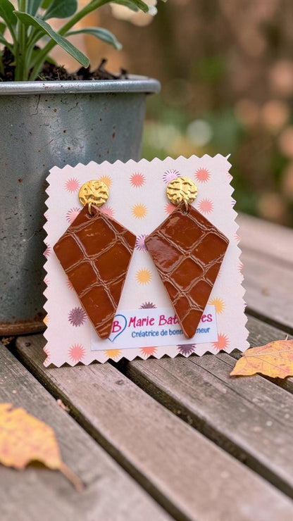 Boucles d’oreilles Sweety en cuir effet croco caramel et doré, Marie Batignolles.