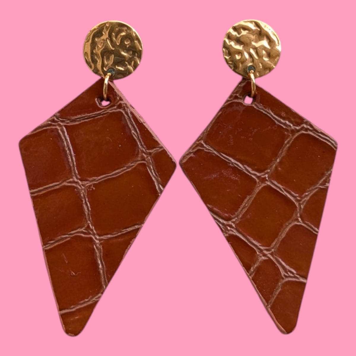 Boucles d’oreilles Sweety en cuir effet croco caramel et doré, Marie Batignolles.