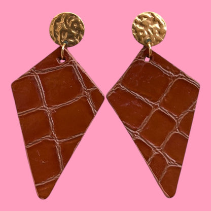 Boucles d’oreilles Sweety en cuir effet croco caramel et doré, Marie Batignolles.