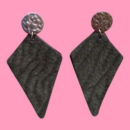 Boucles d’oreilles Sweety en cuir suédé fantaisie vert bouteille et argenté, Marie Batignolles.