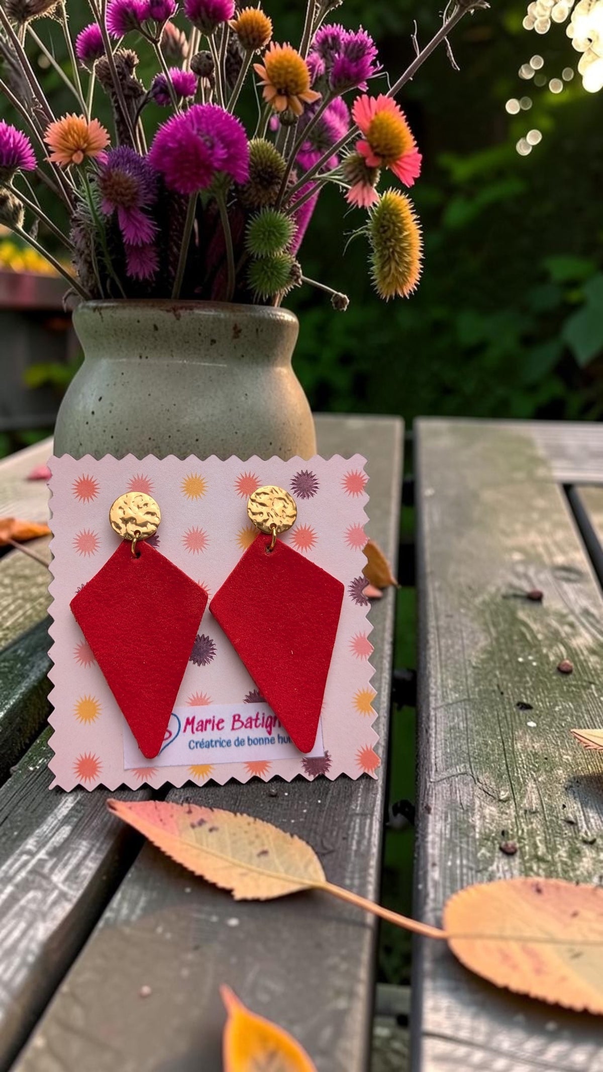 Boucles d’oreilles Sweety en cuir rouge suédé et doré, Marie Batignolles.