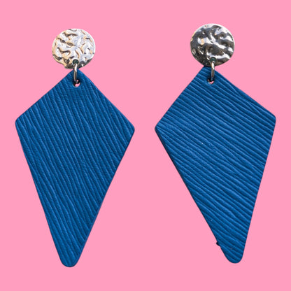 Boucles d’oreilles Sweety en cuir taurillon bleu et argenté, Marie Batignolles.