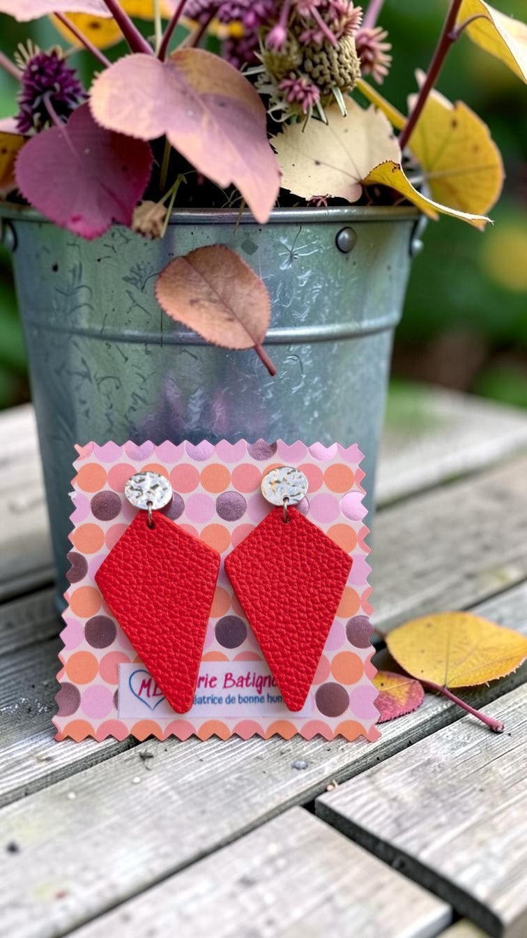 Boucles d’oreilles Sweety en cuir rouge grainé et argenté, Marie Batignolles.