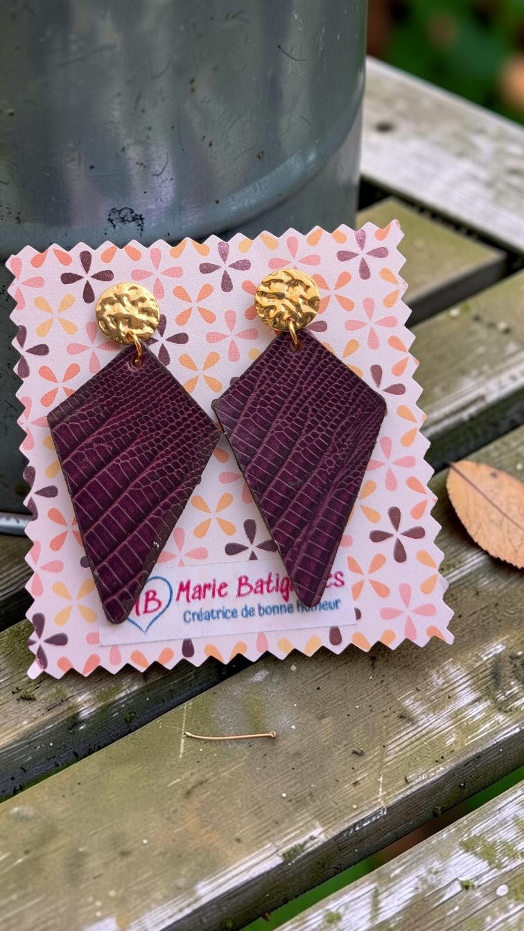 Boucles d’oreilles Sweety en cuir effet python violet et doré, Marie Batignolles.