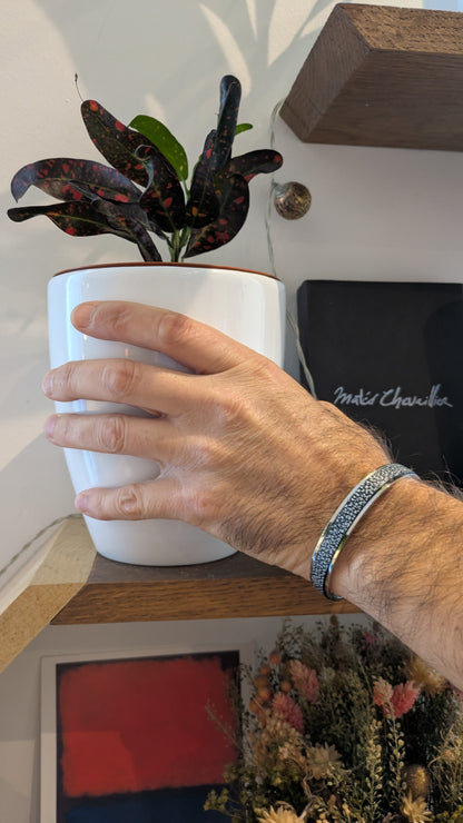 Nouveau bracelet Jacky argenté en cuir noir fantaisie tacheté d’argent, avec extrémités arrondies, création Marie Batignolles.