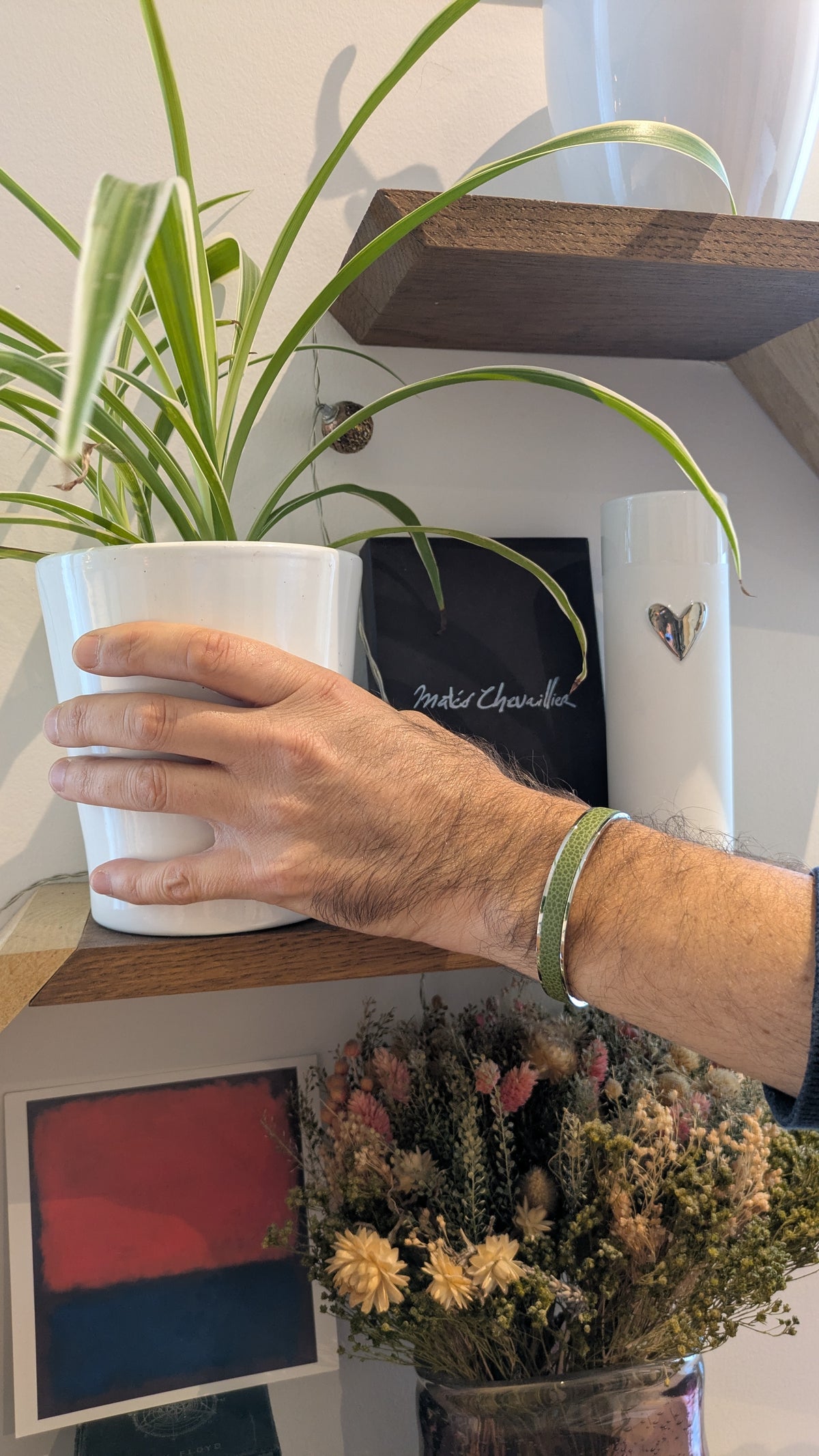 Nouveau bracelet Jacky argenté en cuir vert olive grainé, avec extrémités arrondies, création Marie Batignolles.