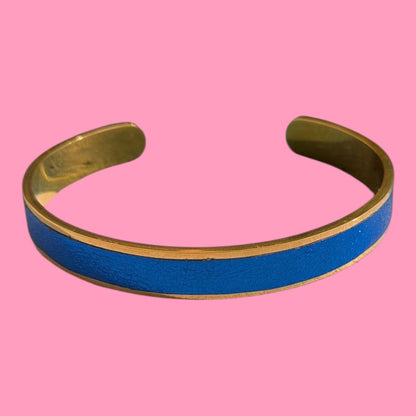 Nouveau bracelet Jacky en cuir bleu électrique métallisé, avec finitions dorées et extrémités arrondies, Marie Batignolles.