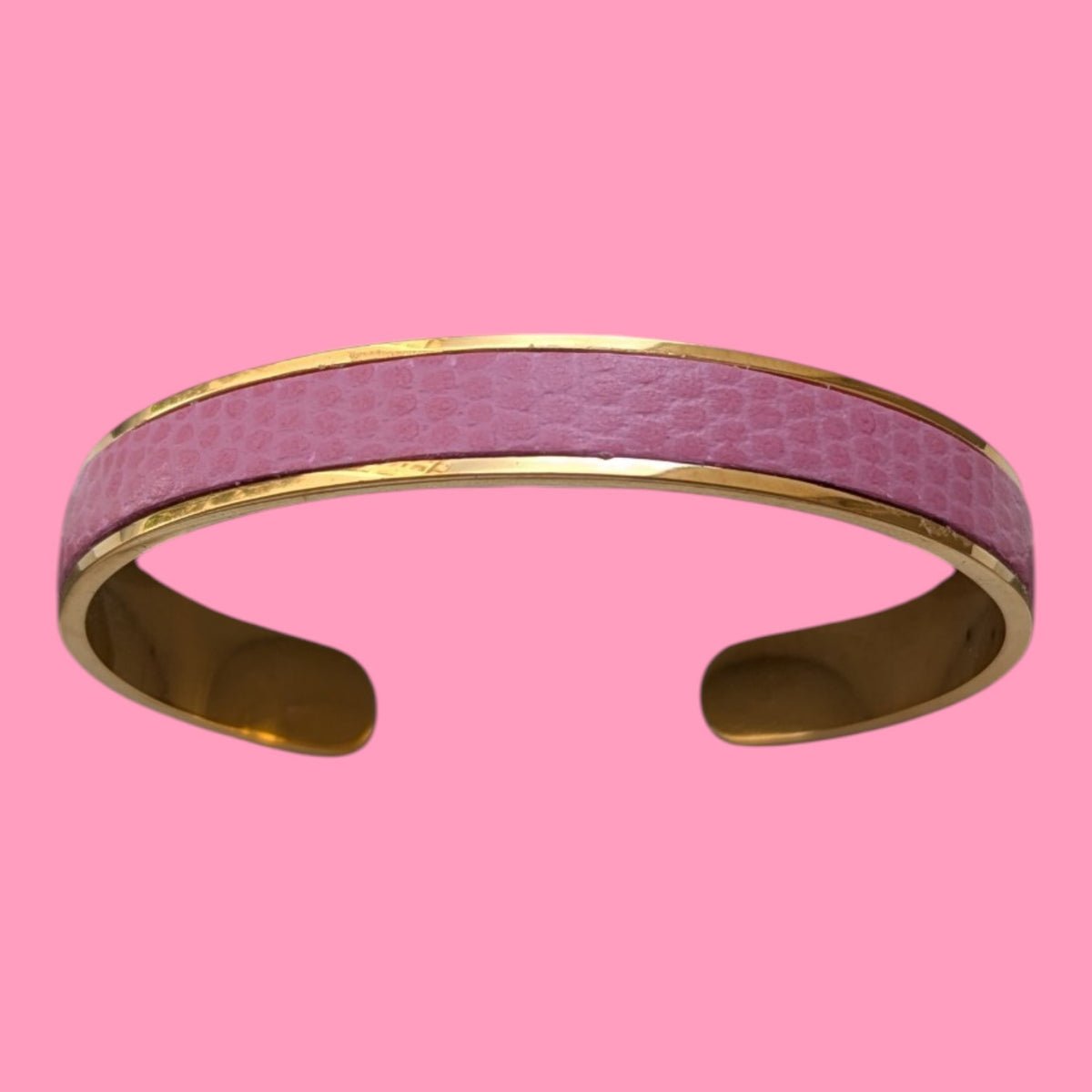 Nouveau bracelet Jacky en cuir rose lézard, avec finitions dorées et extrémités arrondies, Marie Batignolles.