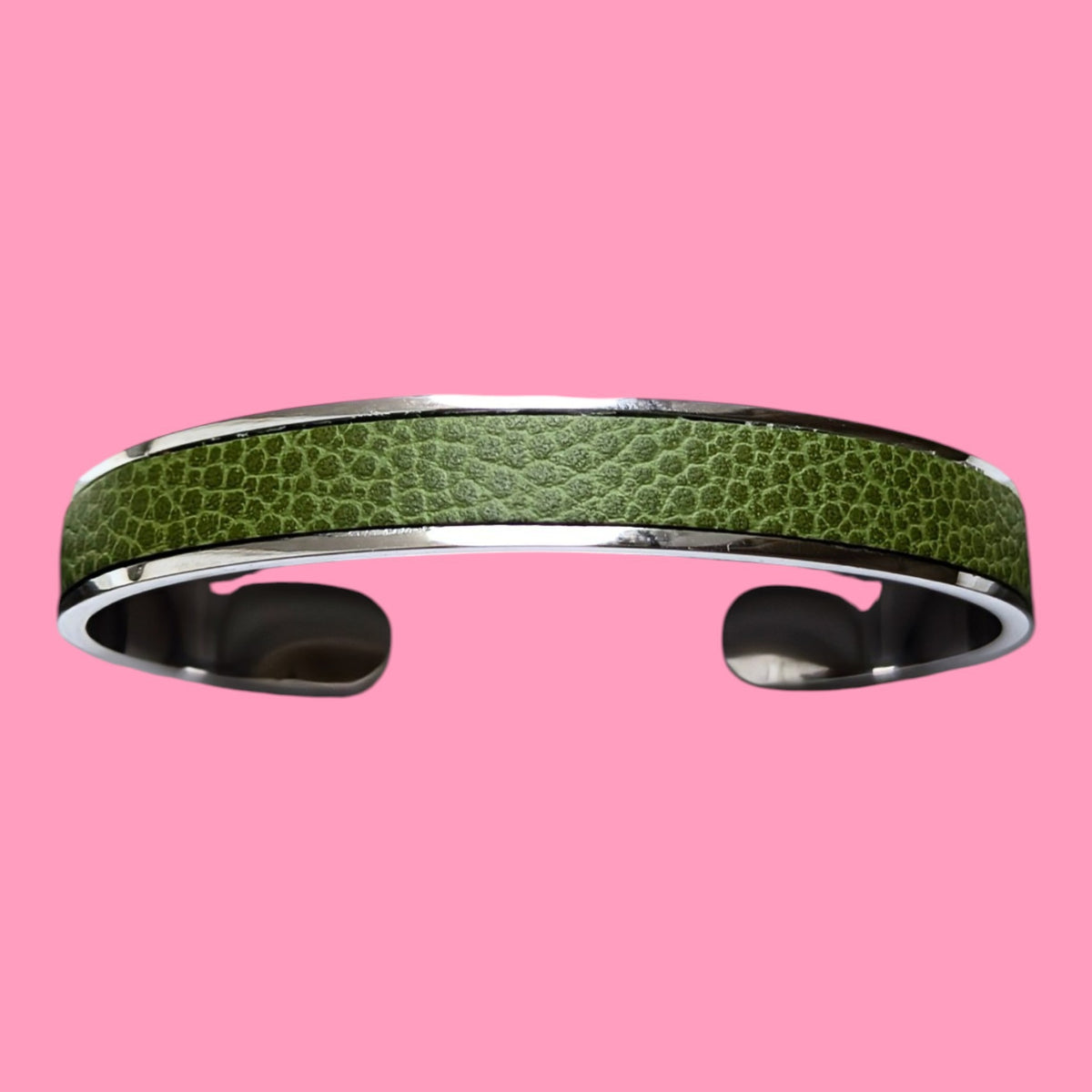 Nouveau bracelet Jacky argenté en cuir vert olive grainé, avec extrémités arrondies, création Marie Batignolles.