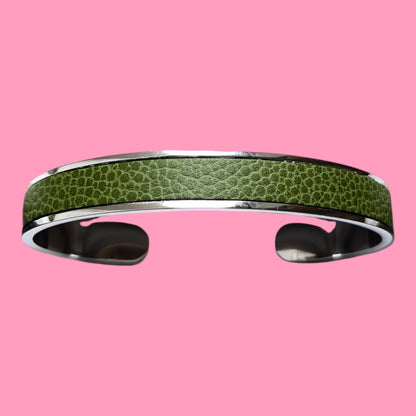 Nouveau bracelet Jacky argenté en cuir vert olive grainé, avec extrémités arrondies, création Marie Batignolles.