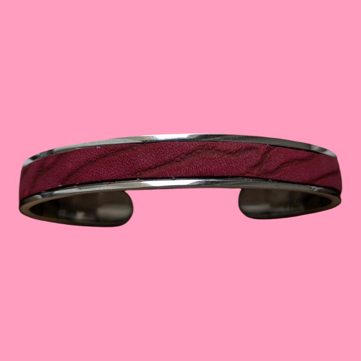 Nouveau bracelet Jacky argenté en cuir suédé fantaisie bordeaux, avec extrémités arrondies, création Marie Batignolles.