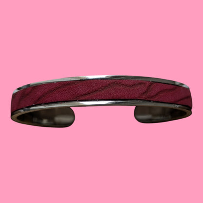 Nouveau bracelet Jacky argenté en cuir suédé fantaisie bordeaux, avec extrémités arrondies, création Marie Batignolles.