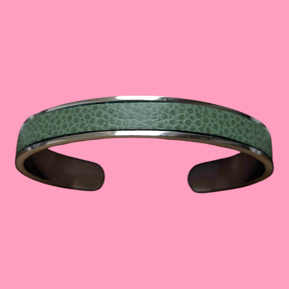 Nouveau bracelet Jacky argenté en cuir vert sauge grainé, avec extrémités arrondies, création Marie Batignolles.