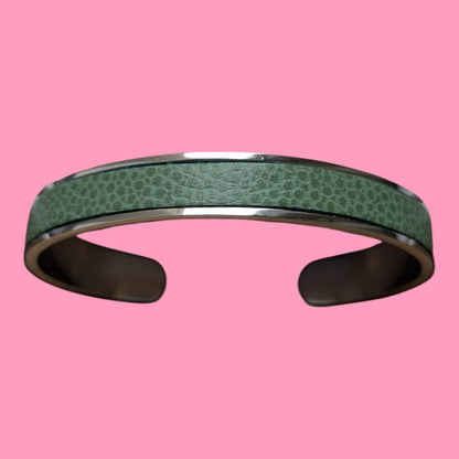 Nouveau bracelet Jacky argenté en cuir vert sauge grainé, avec extrémités arrondies, création Marie Batignolles.