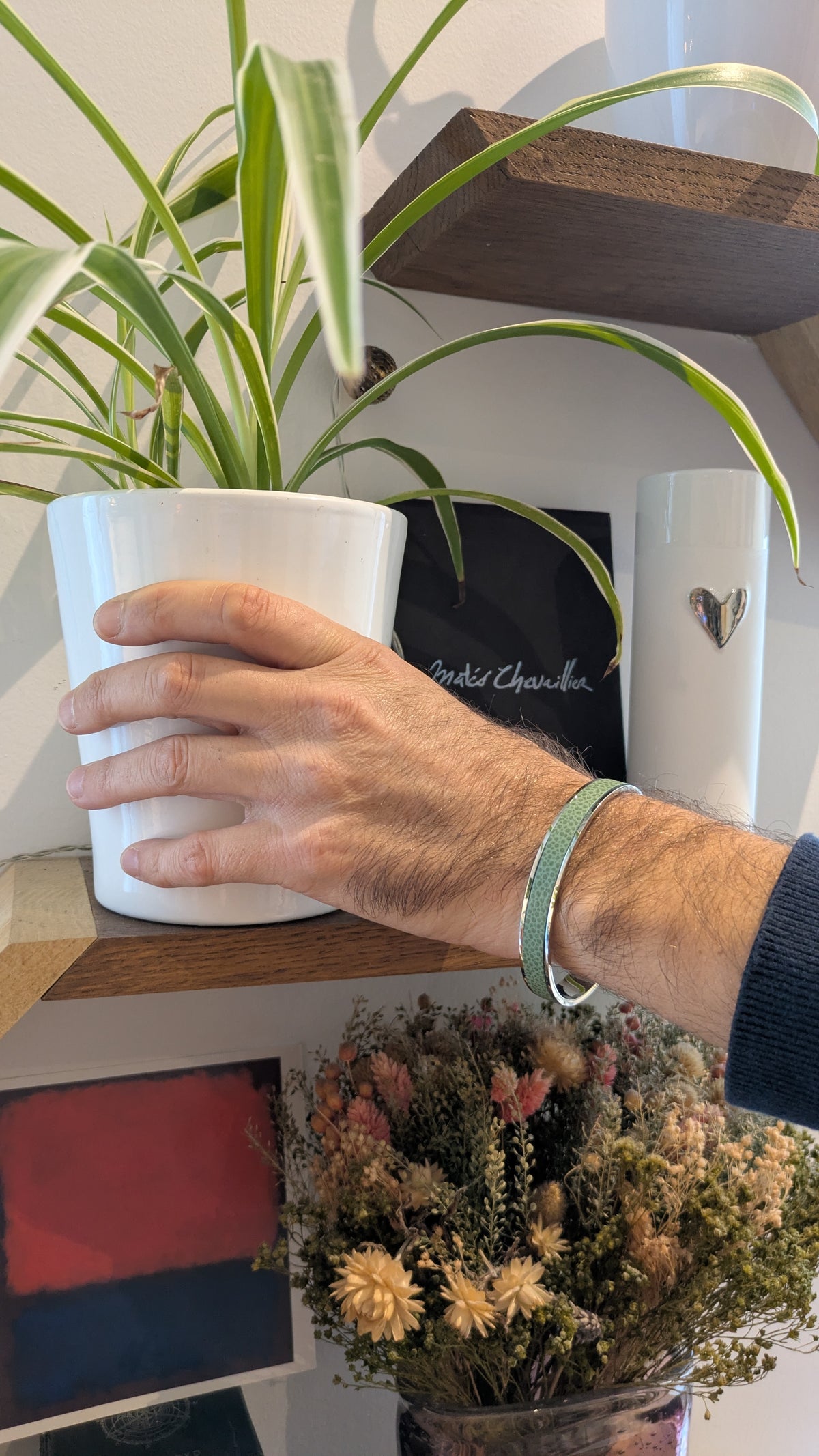 Nouveau bracelet Jacky argenté en cuir vert sauge grainé, avec extrémités arrondies, création Marie Batignolles.