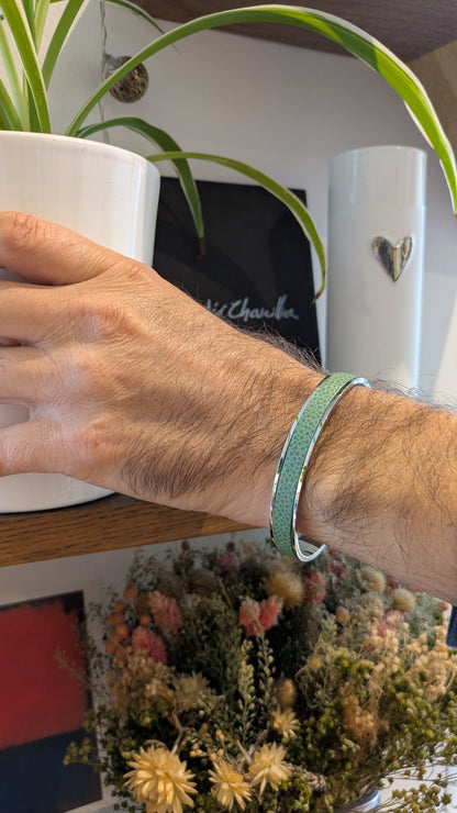 Nouveau bracelet Jacky argenté en cuir vert sauge grainé, avec extrémités arrondies, création Marie Batignolles.