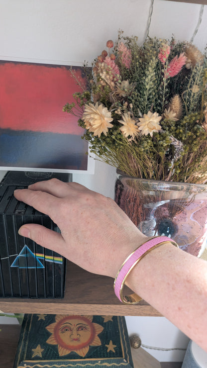 Nouveau bracelet Jacky en cuir rose lézard, avec finitions dorées et extrémités arrondies, Marie Batignolles.